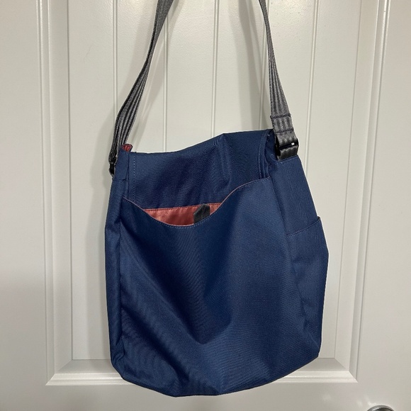 Columbia Tote - Picture 2 of 3